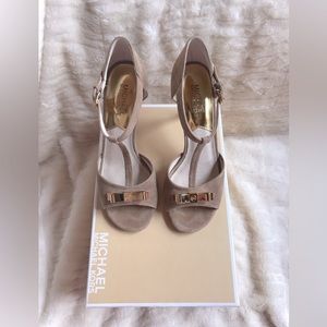 BEAUTIFUL beige suede t-strap Mary Jane heels with gold metal bows and buckles.